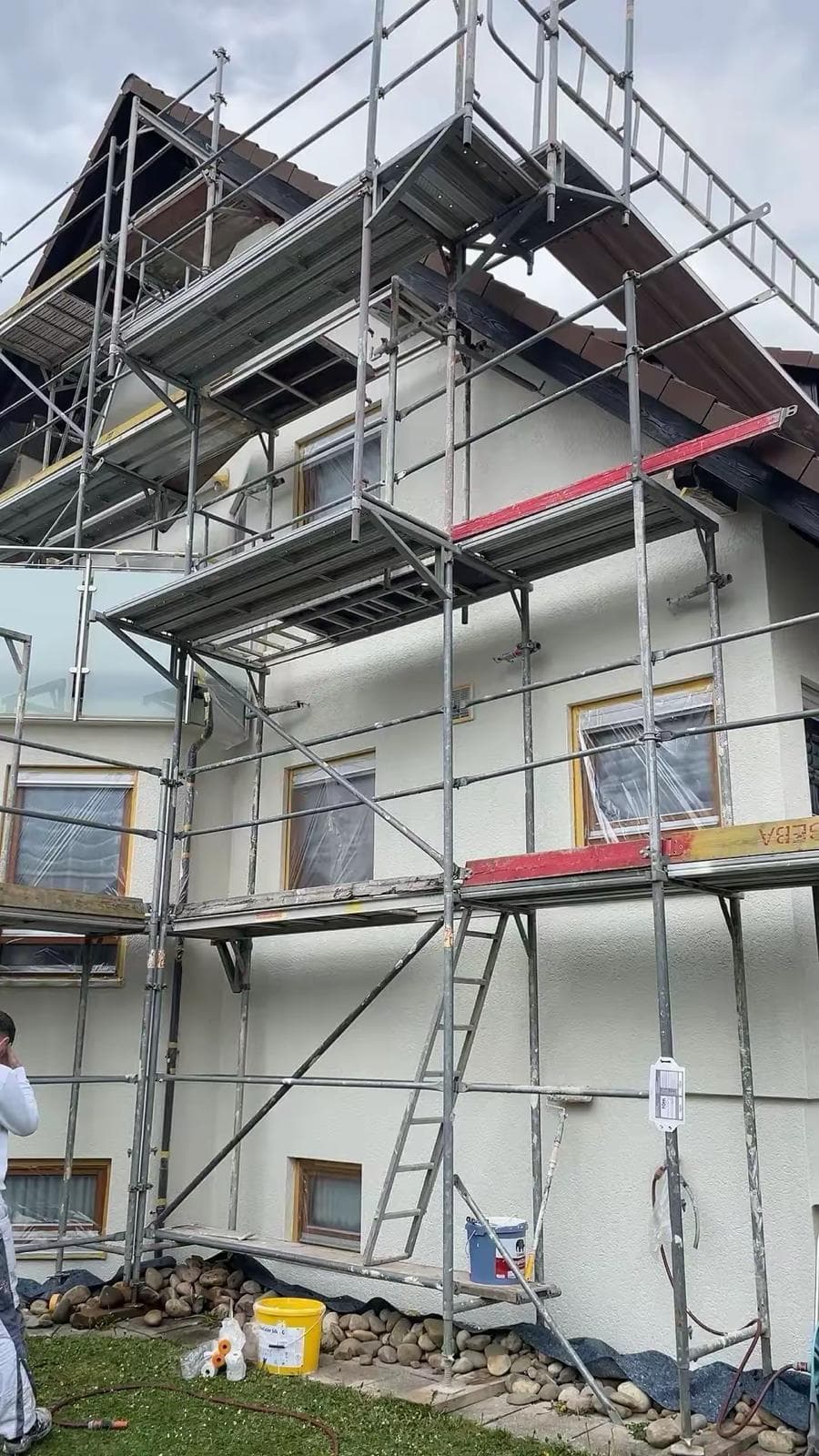 Wohnhausfassade mit Gerüst während der Fassadenarbeiten