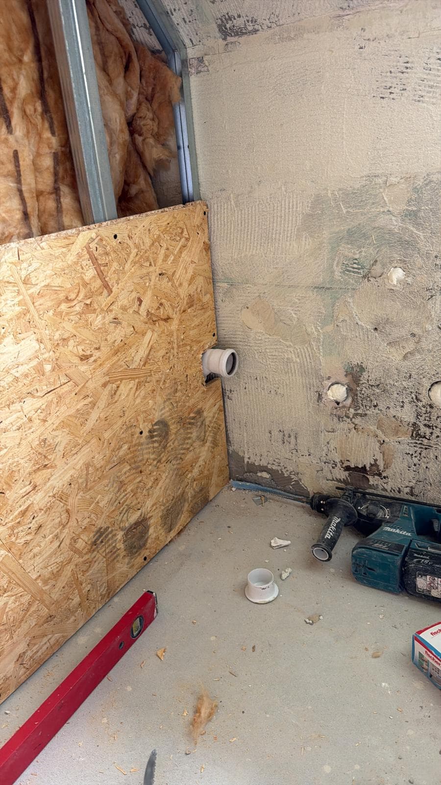 Metallständerwerk und OSB-Platten an der Dachschräge