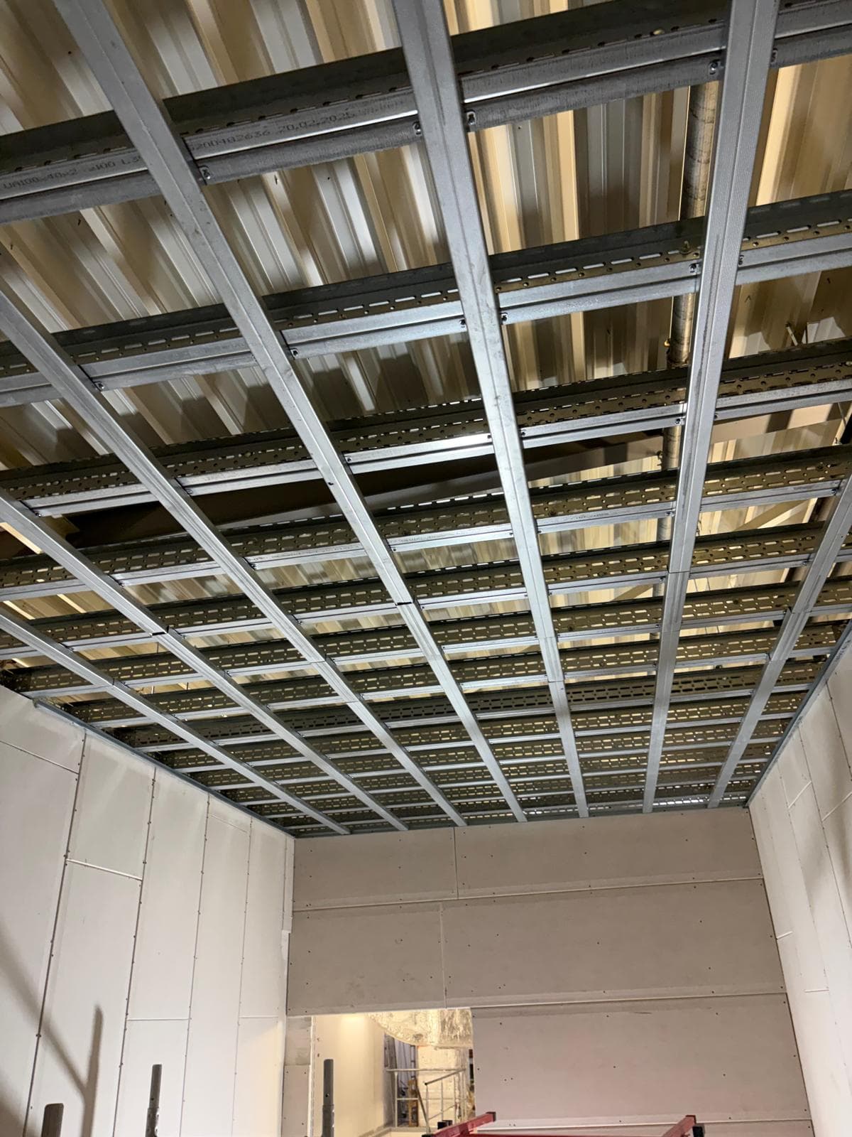 Unterkonstruktion einer abgehängten Rasterdecke