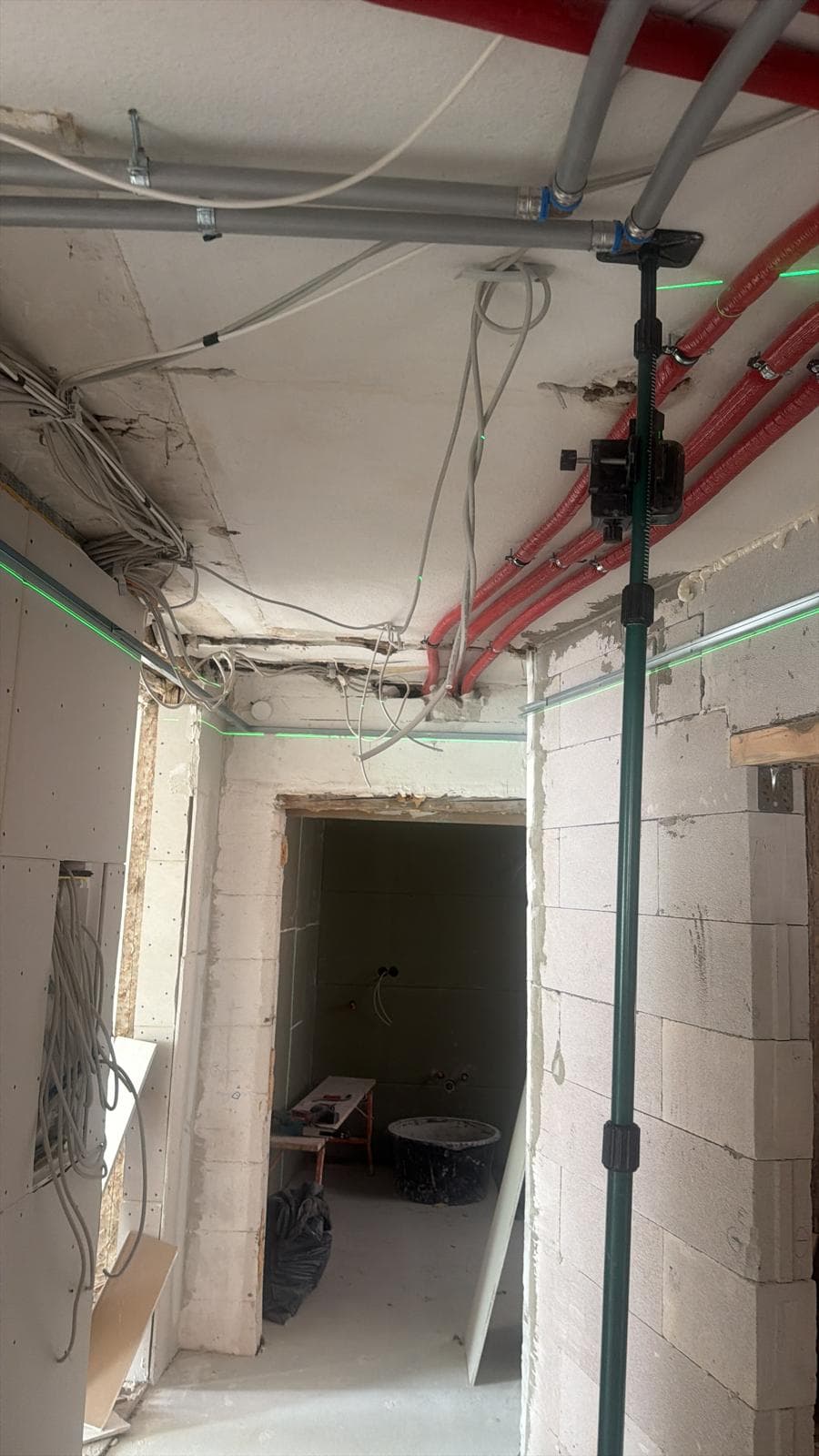 Durchgang im Rohbau mit Trockenbauwänden und Installationen
