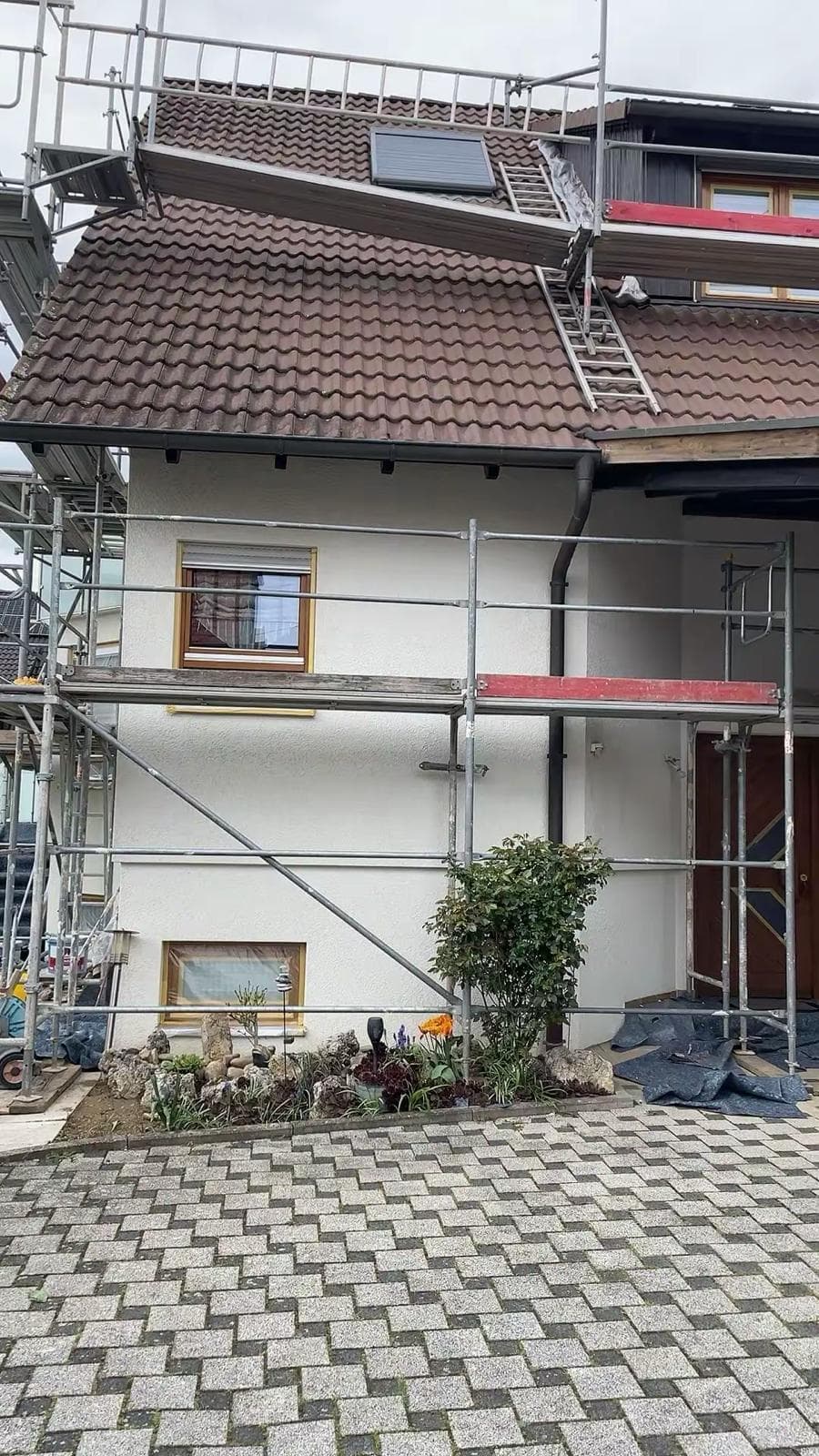 Fertig verputzte und gestrichene Gebäudefassade vor blauem Himmel