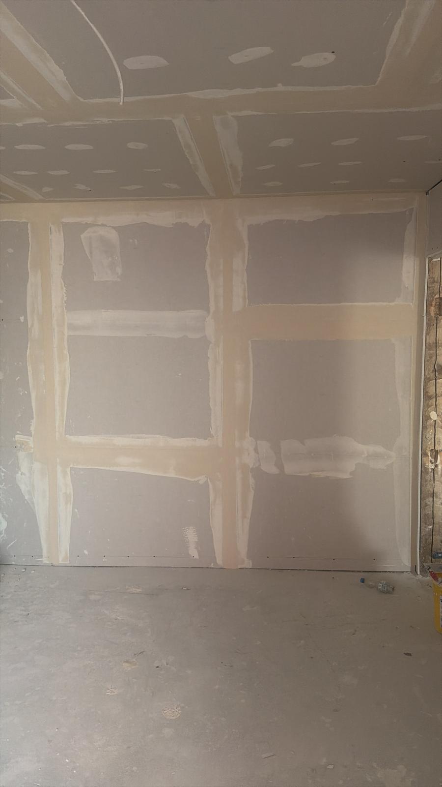 Frisch gespachtelte Trockenbauwand